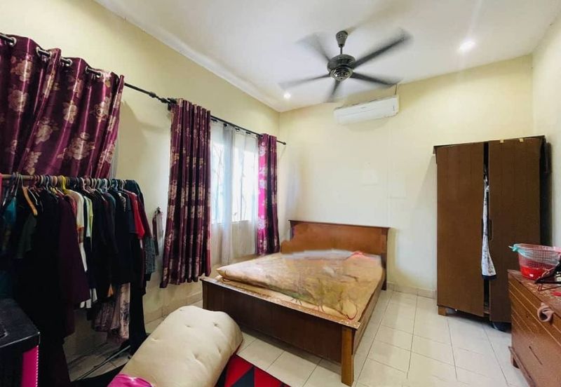 Bandar Enstek (Timur)