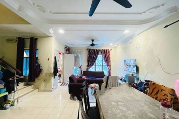 Bandar Enstek (Timur)