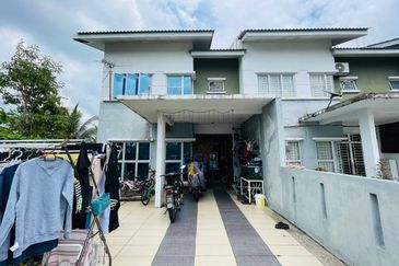 Bandar Enstek (Timur)