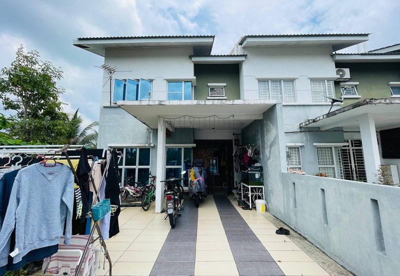 Bandar Enstek (Timur)