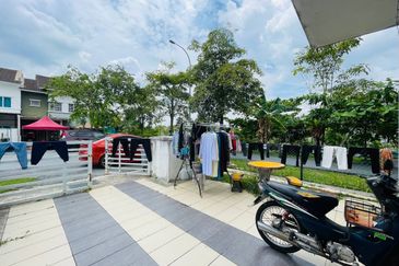 Bandar Enstek (Timur)