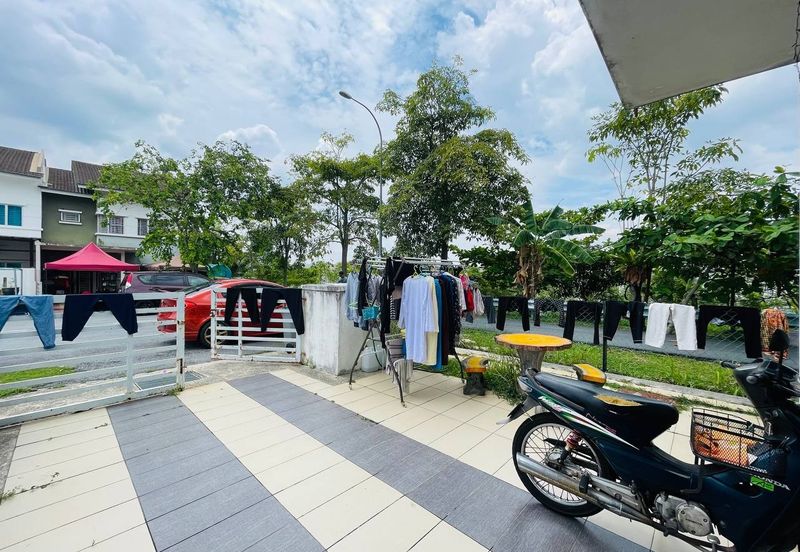 Bandar Enstek (Timur)