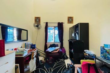 Bandar Enstek (Timur)