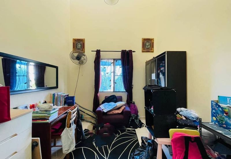 Bandar Enstek (Timur)