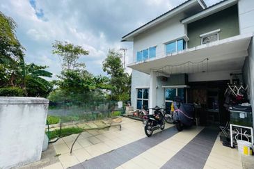 Bandar Enstek (Timur)