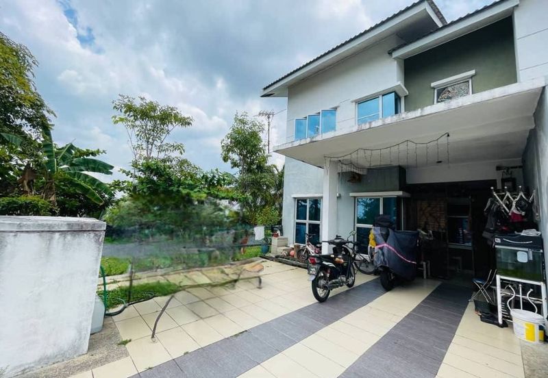 Bandar Enstek (Timur)