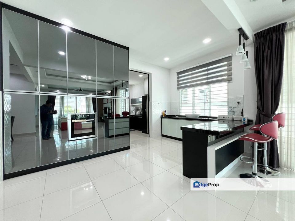 RENOVATED 2.5 Storey SEMI DETACHED HOUSE, SAUJANA VILLA ,KAJANG, Selangor, Kajang