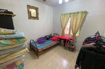 [RENOVATED & PARTLY FURNISHED] 2 STOREY TERRACE, 