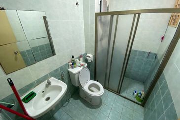 [RENOVATED & PARTLY FURNISHED] 2 STOREY TERRACE, 