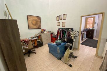 [RENOVATED & PARTLY FURNISHED] 2 STOREY TERRACE, 