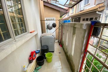 [RENOVATED & PARTLY FURNISHED] 2 STOREY TERRACE, 