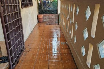 RENOVATED‼️ Double Storey Terrace @ Jalan Adang, Bukit Jelutong