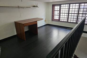 RENOVATED‼️ Double Storey Terrace @ Jalan Adang, Bukit Jelutong