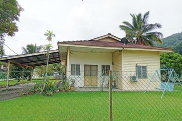 Old Style Single Storey Bungalow for sale in Raub