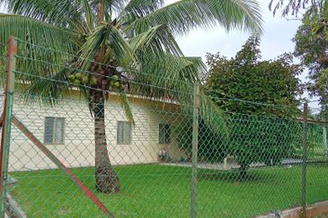 Old Style Single Storey Bungalow for sale in Raub
