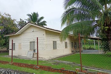 Old Style Single Storey Bungalow for sale in Raub