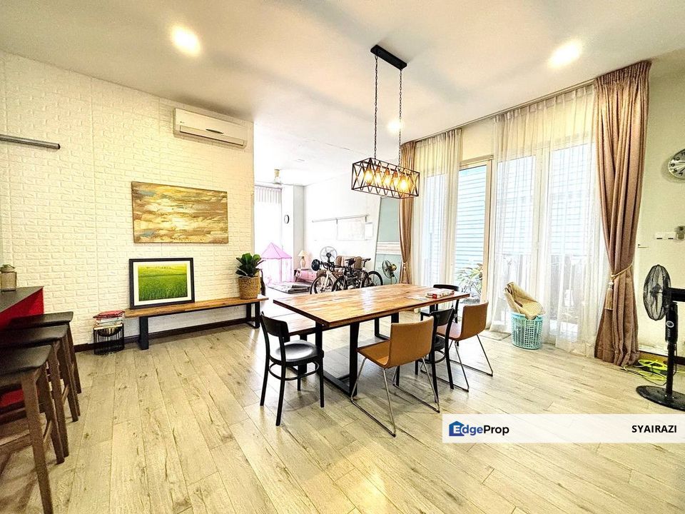 RENOVATED FULLY FURNISHED  3 Storey Link Bungalow @ Lakefront Villa, Cyberjaya, Selangor, Cyberjaya