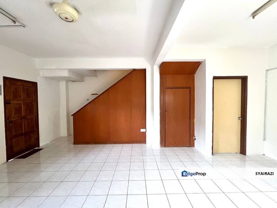 RENOVATED Double Storey Terrace Taman Pinggiran Putra, Seri Kembangan, Selangor, Seri Kembangan