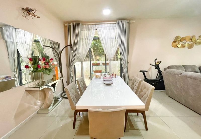 Summerglades, Perdana Lakeview West