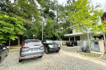 Summerglades, Perdana Lakeview West