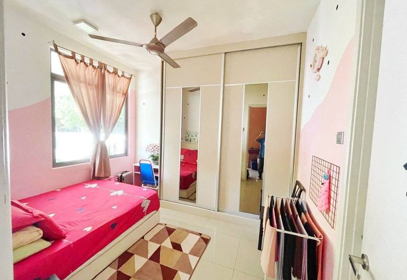 Summerglades, Perdana Lakeview West