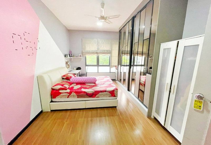 Summerglades, Perdana Lakeview West