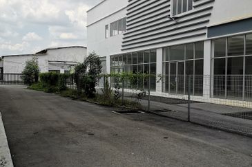 [62'x175'] 3 Storey Semi D Factory Warehouse Nilai
