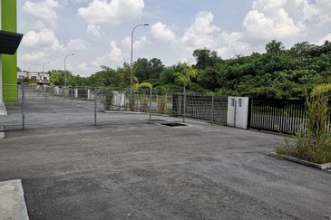 [62'x175'] 3 Storey Semi D Factory Warehouse Nilai