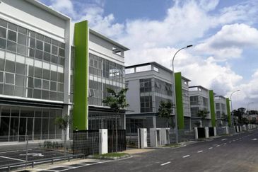 [62'x175'] 3 Storey Semi D Factory Warehouse Nilai