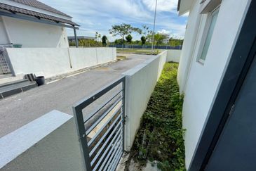 SINGLE STOREY CORNER LOT @IRINGAN BAYU NEAR SENDAYAN