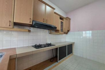 Taman Megah Oakland, Seremban 2 4 Bedroom 3 Bathroom Land size 1200sqft Built Up Size 1520sqft Kitchen Cabinet, Fans, Aircond, Lights Freehold  Facing