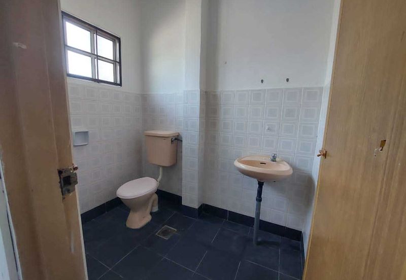 Taman Megah Oakland, Seremban 2 4 Bedroom 3 Bathroom Land size 1200sqft Built Up Size 1520sqft Kitchen Cabinet, Fans, Aircond, Lights Freehold  Facing