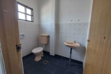 Taman Megah Oakland, Seremban 2 4 Bedroom 3 Bathroom Land size 1200sqft Built Up Size 1520sqft Kitchen Cabinet, Fans, Aircond, Lights Freehold  Facing