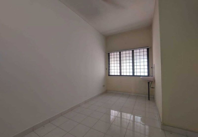 Taman Megah Oakland, Seremban 2 4 Bedroom 3 Bathroom Land size 1200sqft Built Up Size 1520sqft Kitchen Cabinet, Fans, Aircond, Lights Freehold  Facing