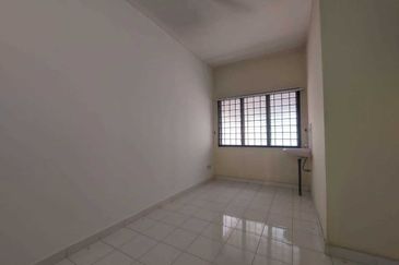 Taman Megah Oakland, Seremban 2 4 Bedroom 3 Bathroom Land size 1200sqft Built Up Size 1520sqft Kitchen Cabinet, Fans, Aircond, Lights Freehold  Facing