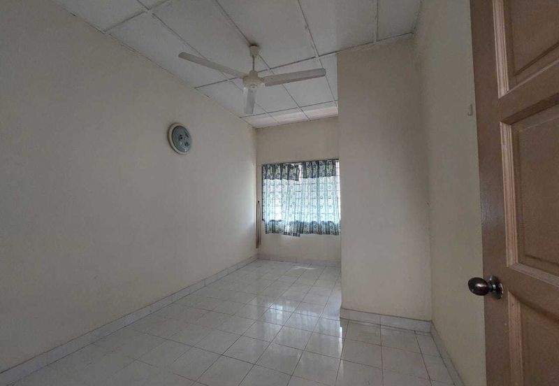 Taman Megah Oakland, Seremban 2 4 Bedroom 3 Bathroom Land size 1200sqft Built Up Size 1520sqft Kitchen Cabinet, Fans, Aircond, Lights Freehold  Facing