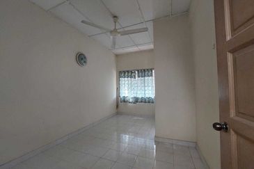 Taman Megah Oakland, Seremban 2 4 Bedroom 3 Bathroom Land size 1200sqft Built Up Size 1520sqft Kitchen Cabinet, Fans, Aircond, Lights Freehold  Facing