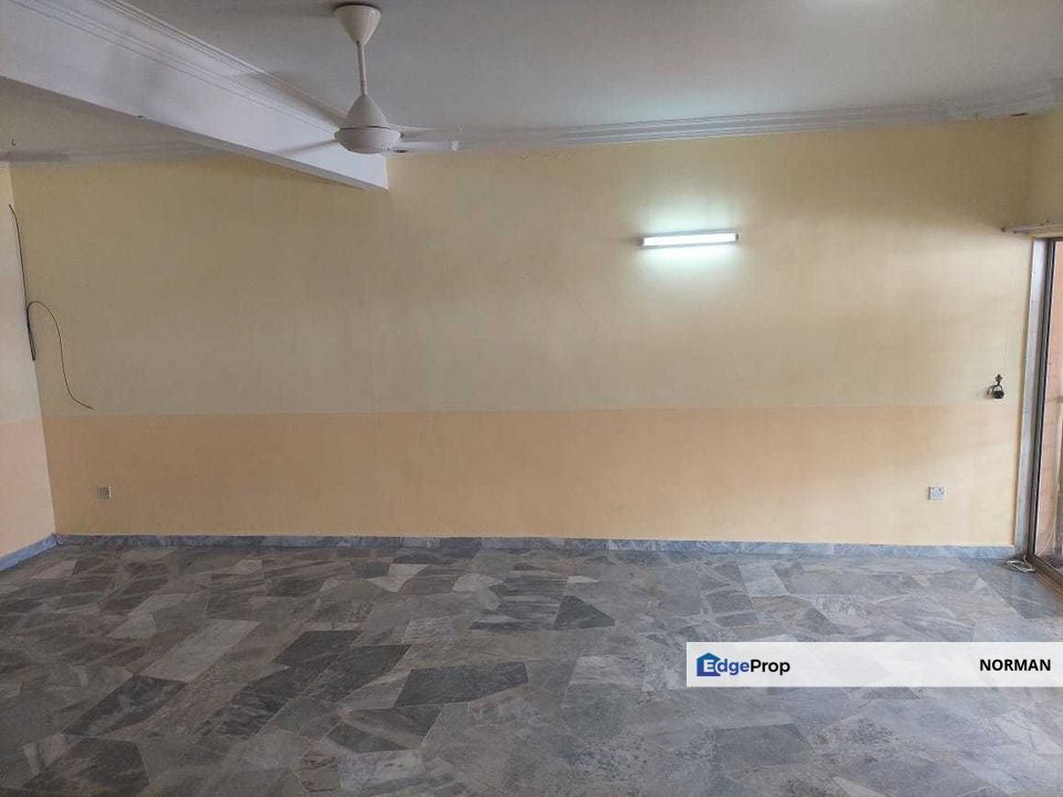 Taman Megah Oakland, Seremban 2 4 Bedroom 3 Bathroom Land size 1200sqft Built Up Size 1520sqft Kitchen Cabinet, Fans, Aircond, Lights Freehold  Facing, Negeri Sembilan, Seremban