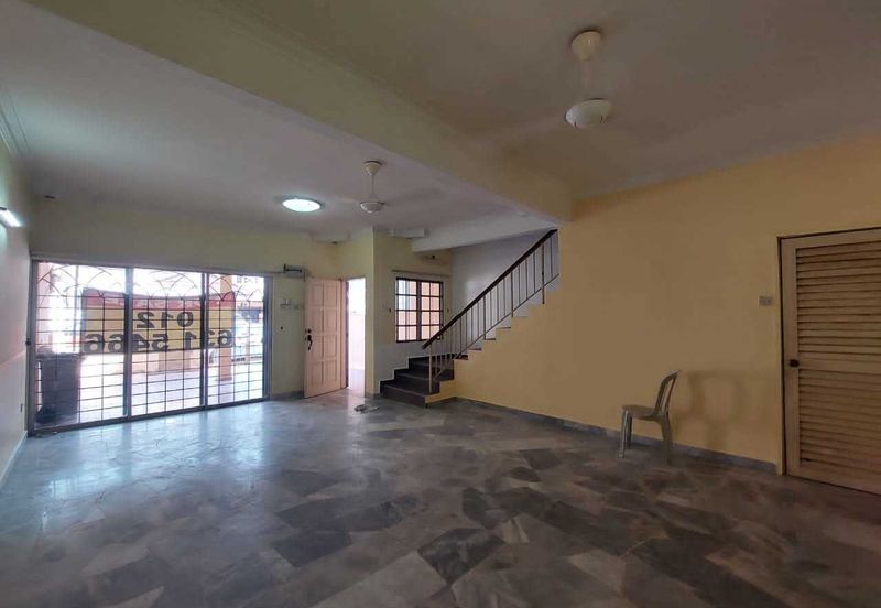 Taman Megah Oakland, Seremban 2 4 Bedroom 3 Bathroom Land size 1200sqft Built Up Size 1520sqft Kitchen Cabinet, Fans, Aircond, Lights Freehold  Facing