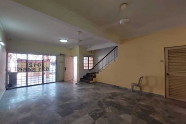 Taman Megah Oakland, Seremban 2 4 Bedroom 3 Bathroom Land size 1200sqft Built Up Size 1520sqft Kitchen Cabinet, Fans, Aircond, Lights Freehold  Facing