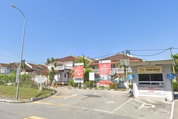 Taman Megah Oakland, Seremban 2 4 Bedroom 3 Bathroom Land size 1200sqft Built Up Size 1520sqft Kitchen Cabinet, Fans, Aircond, Lights Freehold  Facing