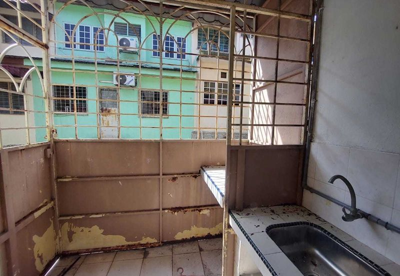 Taman Megah Oakland, Seremban 2 4 Bedroom 3 Bathroom Land size 1200sqft Built Up Size 1520sqft Kitchen Cabinet, Fans, Aircond, Lights Freehold  Facing