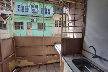 Taman Megah Oakland, Seremban 2 4 Bedroom 3 Bathroom Land size 1200sqft Built Up Size 1520sqft Kitchen Cabinet, Fans, Aircond, Lights Freehold  Facing