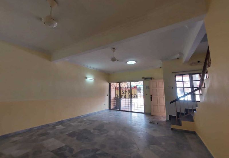 Taman Megah Oakland, Seremban 2 4 Bedroom 3 Bathroom Land size 1200sqft Built Up Size 1520sqft Kitchen Cabinet, Fans, Aircond, Lights Freehold  Facing