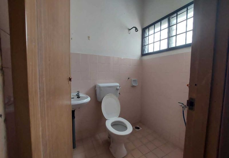 Taman Megah Oakland, Seremban 2 4 Bedroom 3 Bathroom Land size 1200sqft Built Up Size 1520sqft Kitchen Cabinet, Fans, Aircond, Lights Freehold  Facing