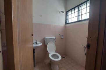 Taman Megah Oakland, Seremban 2 4 Bedroom 3 Bathroom Land size 1200sqft Built Up Size 1520sqft Kitchen Cabinet, Fans, Aircond, Lights Freehold  Facing