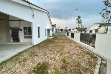 [CORNER UNIT] SINGLE STOREY CORNER UNIT [IRINGAN BAYU, SEREMBAN] [NEAR TO Seremban, Bandar Sri Sendayan, Labu, S2, Nilai, Senawang, Mambau, PD]