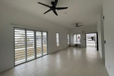 [CORNER UNIT] SINGLE STOREY CORNER UNIT [IRINGAN BAYU, SEREMBAN] [NEAR TO Seremban, Bandar Sri Sendayan, Labu, S2, Nilai, Senawang, Mambau, PD]