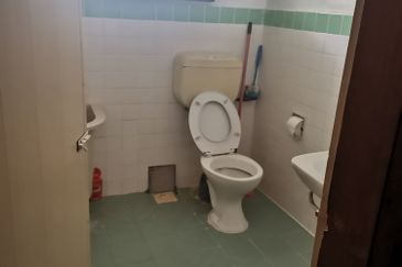 {TELUK INTAN} SINGLE STOREY BUNGALOW FOR SALE