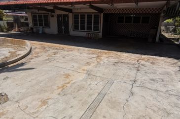 {TELUK INTAN} SINGLE STOREY BUNGALOW FOR SALE